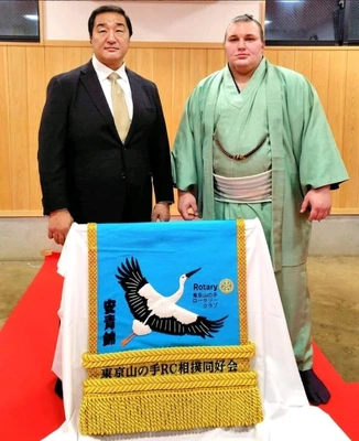 「新しい化粧まわしが贈呈された」🎵