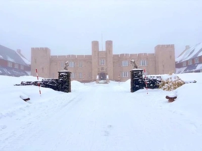 ＼すみません／