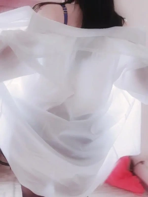 シャツのすき間から👀