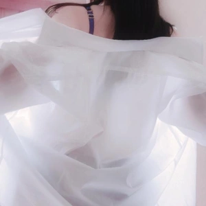 シャツのすき間から👀