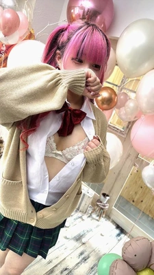 制服姿でじっと見られたら、目そらす？そのまま見返す？