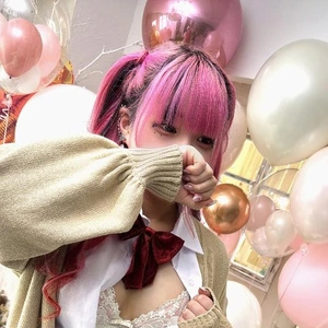 制服姿でじっと見られたら、目そらす？そのまま見返す？