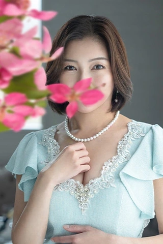 大人の贅沢！至福のひと時【美人妻専科】