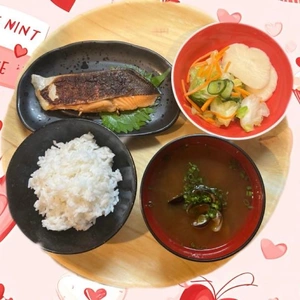 ご飯、食べてますよ。