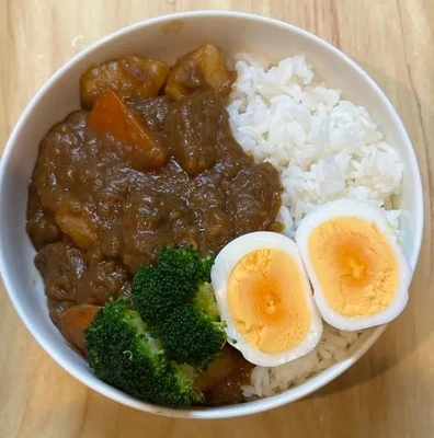 あやか、もぐもぐ。。。