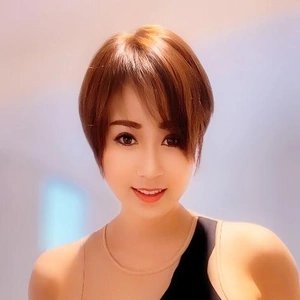 変な服