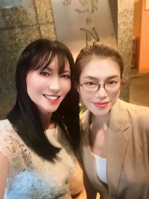 スマホ画面ひとつで爆笑できる女2人