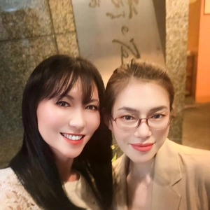 スマホ画面ひとつで爆笑できる女２人