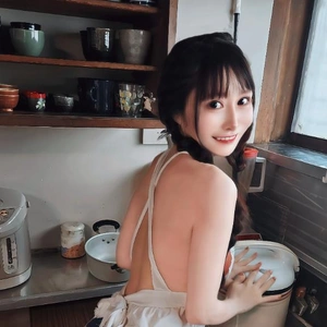 裸にエプロン?