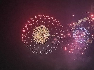 君がいた夏は 遠い夢の中 空に消えてった 打ち上げ花火