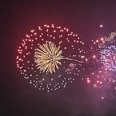 君がいた夏は 遠い夢の中 空に消えてった 打ち上げ花火