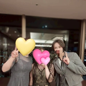 太陽はみんなを照らす　雨雲散らした　風も味方だ　この世界は捨てたもんじゃない