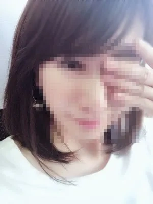 清楚な黒髪小顔美脚美人。細身で上品な佇まいでスタイルも抜群な美形奥様のみなみ