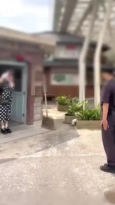 お巡りさんと同じ動き(敬礼)出来たら...いい人👍