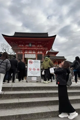 京都はいつ来てもコンサート帰り状態🤢後ろカップルの話しを盗み聞きしたら？平日人（これ）プラス日本人だから週末はヤバい🥵🥵らしい。