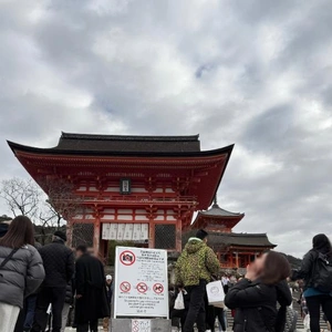 京都はいつ来てもコンサート帰り状態🤢後ろカップルの話しを盗み聞きしたら？平日人（これ）プラス日本人だから週末はヤバい🥵🥵らしい。