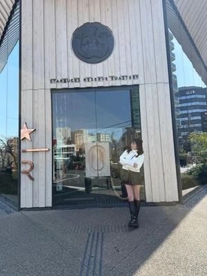 スタバの入口はとても重い（扉）。