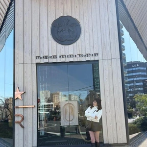 スタバの入口はとても重い（扉）。