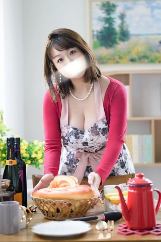 ふんわり癒し系の笑顔と豊満すぎるバストが魅力