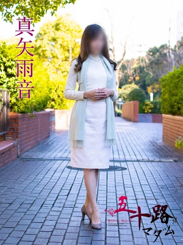 品のあるスレンダーマダム