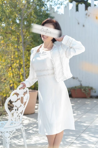 上質な極上の人妻と至高のひとときをお過ごしくだい。