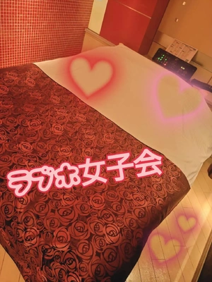ベッドの上で秘密の撮影会…♡