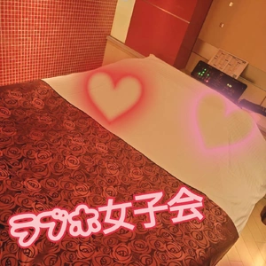 ベッドの上で秘密の撮影会…♡