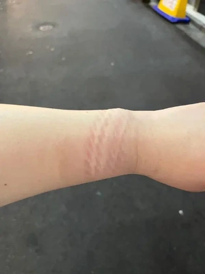 (∩'-'⊂)ｼｭｯ